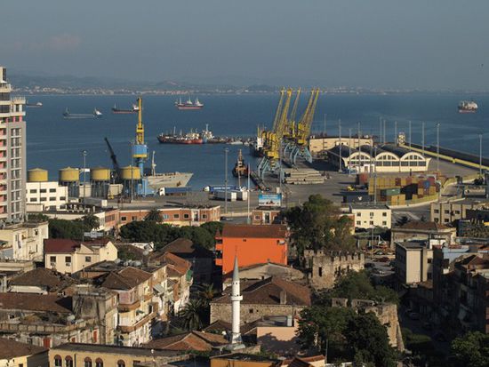 Blick auf den Hafen von Durres