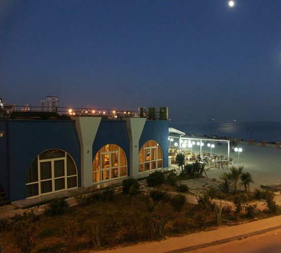 Die Promenade von Durres am Abend (Bild: Reni Neuer)