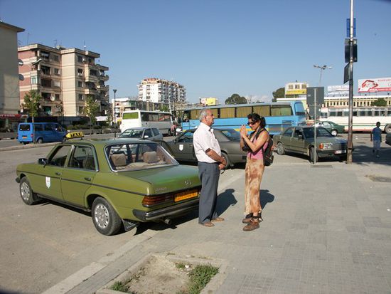 Taxi, Taxi: Nach den Verhandlungen bedanke ich mich artig, wenngleich etwas asiatisch (Bild: Reni Neuer)