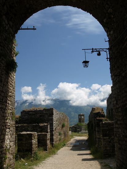 Die Burg Gjirokaster mit dem Uhrturm (Kulla e sahatit)