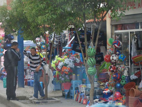Plasticfantastic: Vor einem Geschäft auf dem Weg nach Saranda