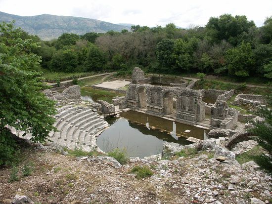 Das Amphitheater von Butrint von oberhalb des Asklepios-Tempels gesehen, war zurzeit unseres Besuchs ein Freibad für Frösche ...
(Bild: Reni Neuer)