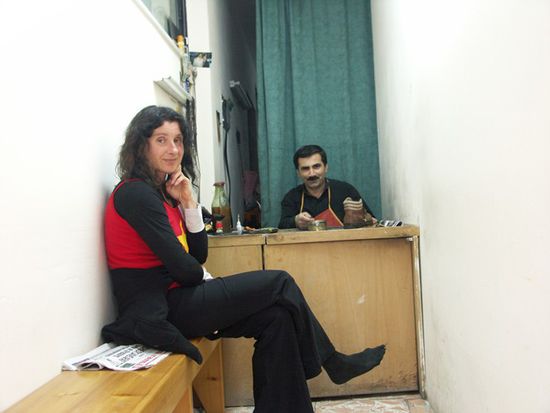 Schuhmacher Azbi Seiti beim Retten meines Wanderschuhs (Bild: Reni Neuer)