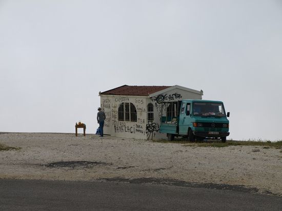 Der Llogara-Pass. Leider geht der ansonsten spektakuläre Blick ins Nichts, weil Nebel
