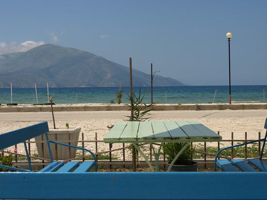 Traum in Türkis: im Café bei Majlinda am Strand von Orikum
