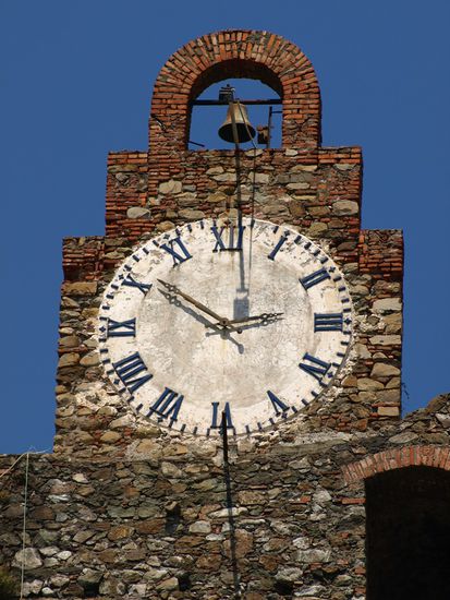 Uhrturm und Himmel in Bonassola - geht's noch blauer?