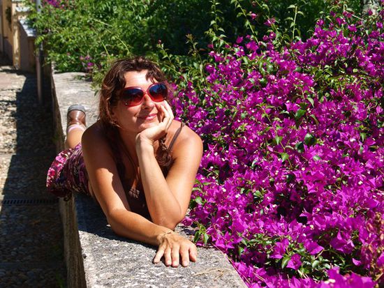 Ich finde es sichtlich schön, dass die Bougainvillea zu meinem Rock passt! (Bild: Urban Huber)