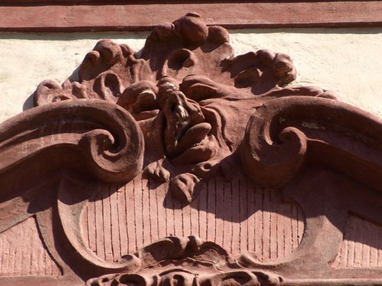 Und noch ein Detail. Viele Häuser tragen solche lustigen Fratzen