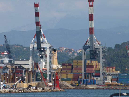 Kräne im Hafen von La Spezia