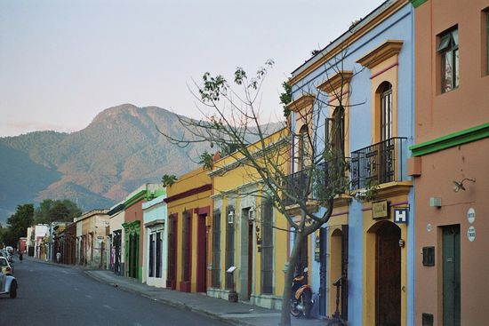 Eine der bunten Straßen von San Cristóbal im Morgenlicht
