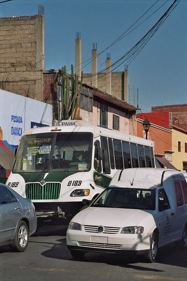 Straßenszene in Oaxaca, lärmend und chaotisch
