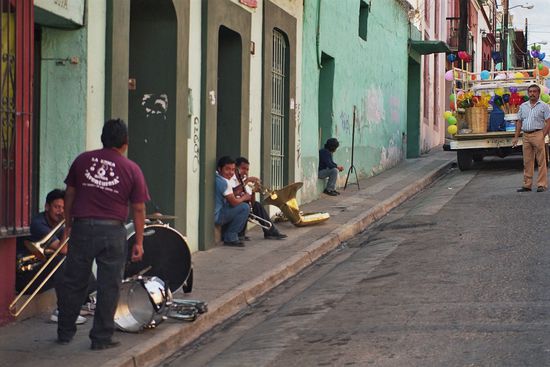 Auch eine Straßenszene, da macht die Musi grad Pause