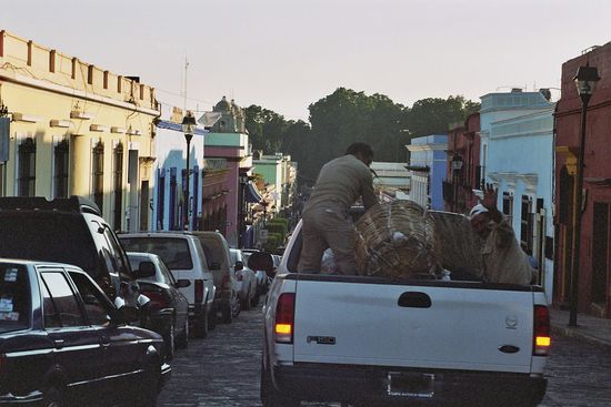 Straßenkehrer in Oaxaca nach beendetem Tagewerk