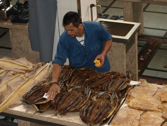 Fischverkäufer in der Markthalle von Funchal.