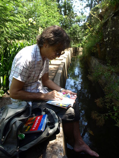 Lesepause an der Levada dos Tornos bei Funchal.