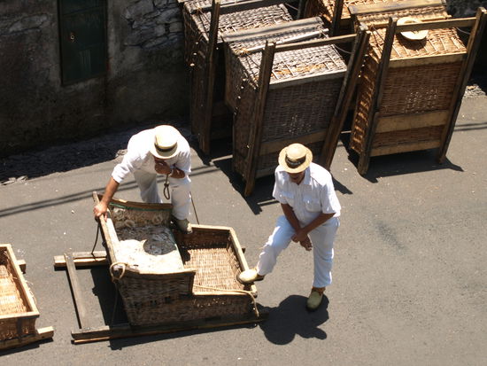 Die Korbschlittenfahrer in Monte warten auf Kundschaft.