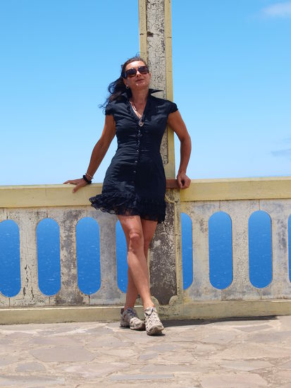 Hoch oben über dem Leuchtturm thront dieser Ausguck, etwa so alt und bröcklig wie die Akropolis. Auf diesem Bild gefalle ich mir zur Abwechslung mal, und ganz so ruinös wie meine Umgebung sehe ich auch noch nicht aus.