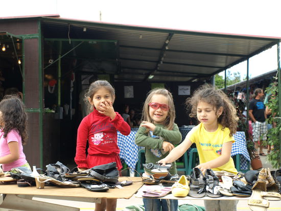 Drei Verkaufsprofis an ihrem Schuhstand.