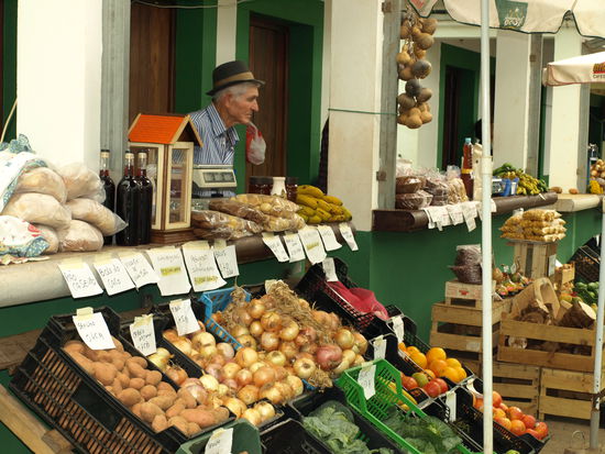 In der Markthalle von Santo da Serra.