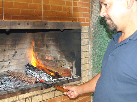 So werden die Fleischspieße (Espetadas) gegrillt.