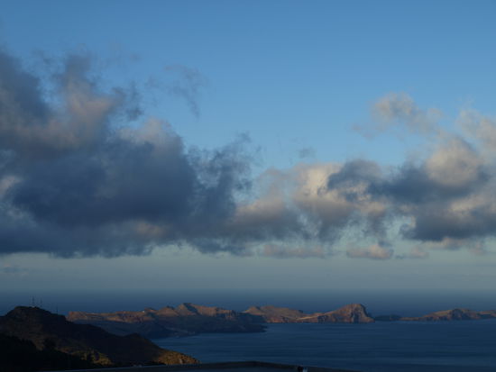 Bei der Abfahrt werden wir noch einmal von einem spektakulären Blick auf die Ostspitze verwöhnt