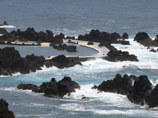 Vom Atlantik umarmt: die Naturschwimmbäder von Porto Moniz.