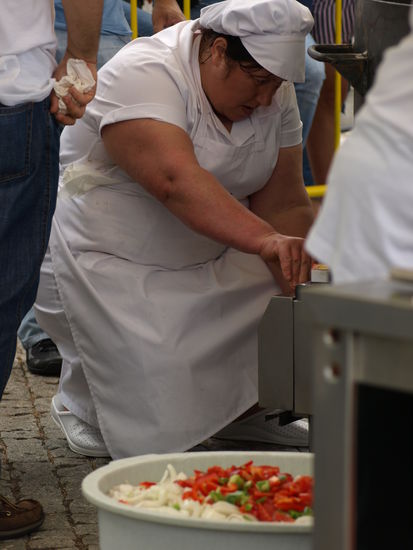 Ein Eintrag ins Guinness Buch der Rekorde macht Arbeit. Hier wird der Gasbrenner gezündet, während die Zutaten eimerweise auf ihre Verarbeitung warten.