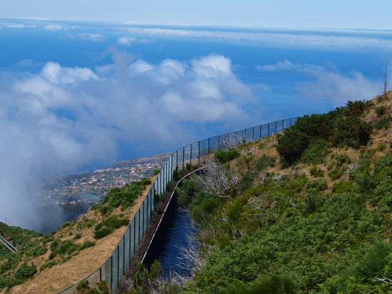 Auch sehr Madeira: Levada, Wolken, spektakulärer Ausblick. Hier auf Calheta.