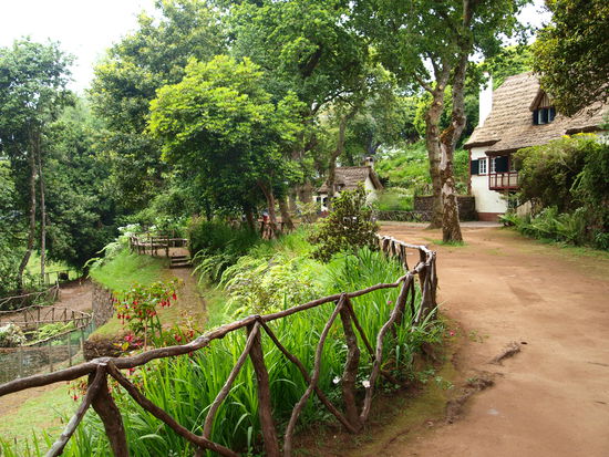Dieser Park markiert den Ausgangspunkt der Wanderung zum Caldeirao Verde.