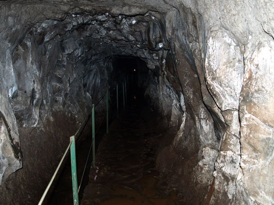 Einer der vier Tunnel der Wanderung. Vor diesen wird gewarnt.