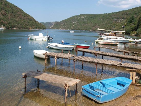 Idylle am Limski fjord. Während unseres Besuchs ist es herrlich ruhig; in der Hochsaison stehen hintendran die Reisebusse Schlange ...