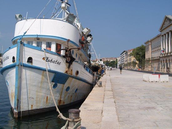 Die Hafenpromenade von Pula, von der Hitze entvölkert.