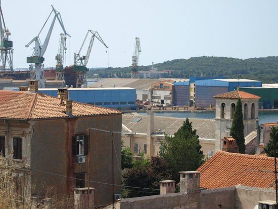 Die Werft ist in Pula allgegenwärtig.