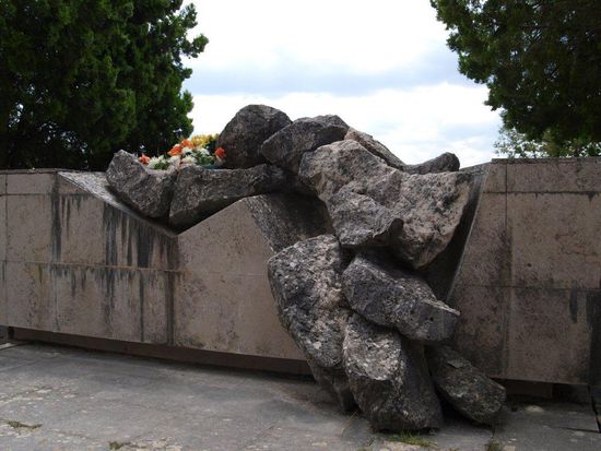 Trauermonument am Friedhof von Groznjan.