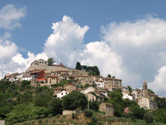 Motovun vor dramatischer Wolkenkulisse.