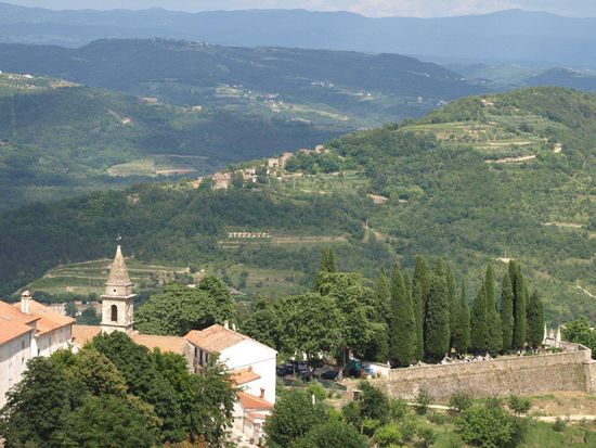 Der Blick von Motovun aus in die großzügige istrische Landschaft ist begeisternd. 