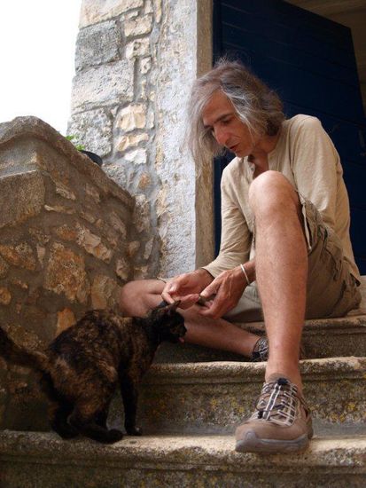 Katzenfüttern gehört ebenfalls zu unseren selbstauferlegten Pflichten.