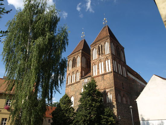 Die Nikolaikirche ist auch innen prächtig: Kirche in Luckau...