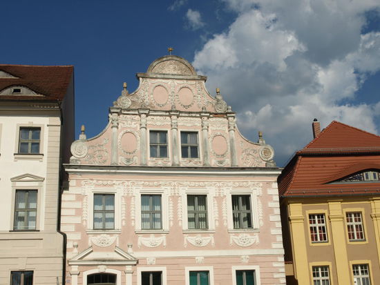 Die Schmuckgiebelhäuser am Luckauer Marktplatz.