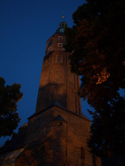 Luckau bei Nacht 1: Der Hausmannsturm aus dem 17. Jahrhundert ist um jede Stunde schön.