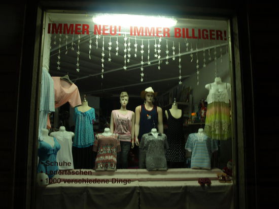 Luckau bei Nacht 2: Beim Schaufensterbummel gibt es viel zu entdecken. Unser Favorit ist der türkisfarbene Badeanzug links unten mit Gürtel und Bustier. Er dürfte älter als das Geschäft selbst sein, und Sophia Loren könnte ihn getragen haben ...