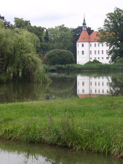 Das Wasserschloss in Fürstlich-Drehna. Zum Glück wurde es vor dem Bagger gerettet und restauriert.