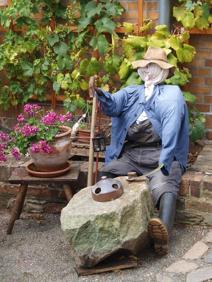 Hier z. B. traditionell mit Hammer und Sichel.