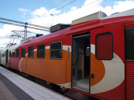 Zugfahren in Schweden macht Spaß (mir zumindest anfänglich) - wenige Menschen, bunte Züge.