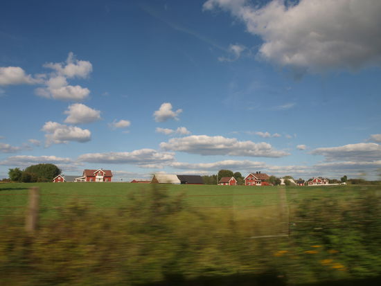 Ein erster Eindruck durchs Zugfenster: sehr schwedisch.