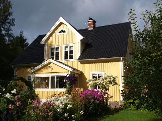 Und hier jetzt endlich das Haus vor Gewitterhimmel.