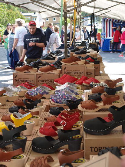 Das Clogs-Paradies auf dem Markt in Bredaryd.