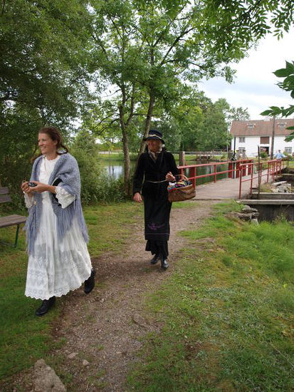 ... und auch die Damenwelt eilt freudig herbei, ...