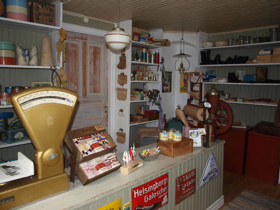 Der seit den 1970-er Jahren so belassene Kolonialwarenladen. Das Angebot erstreckte sich von Unterwäsche bis hin zu Fahrrädern.