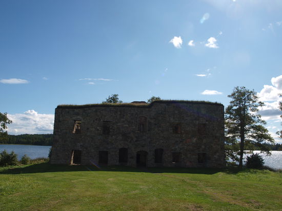 Es steht - na klar, an einem See.